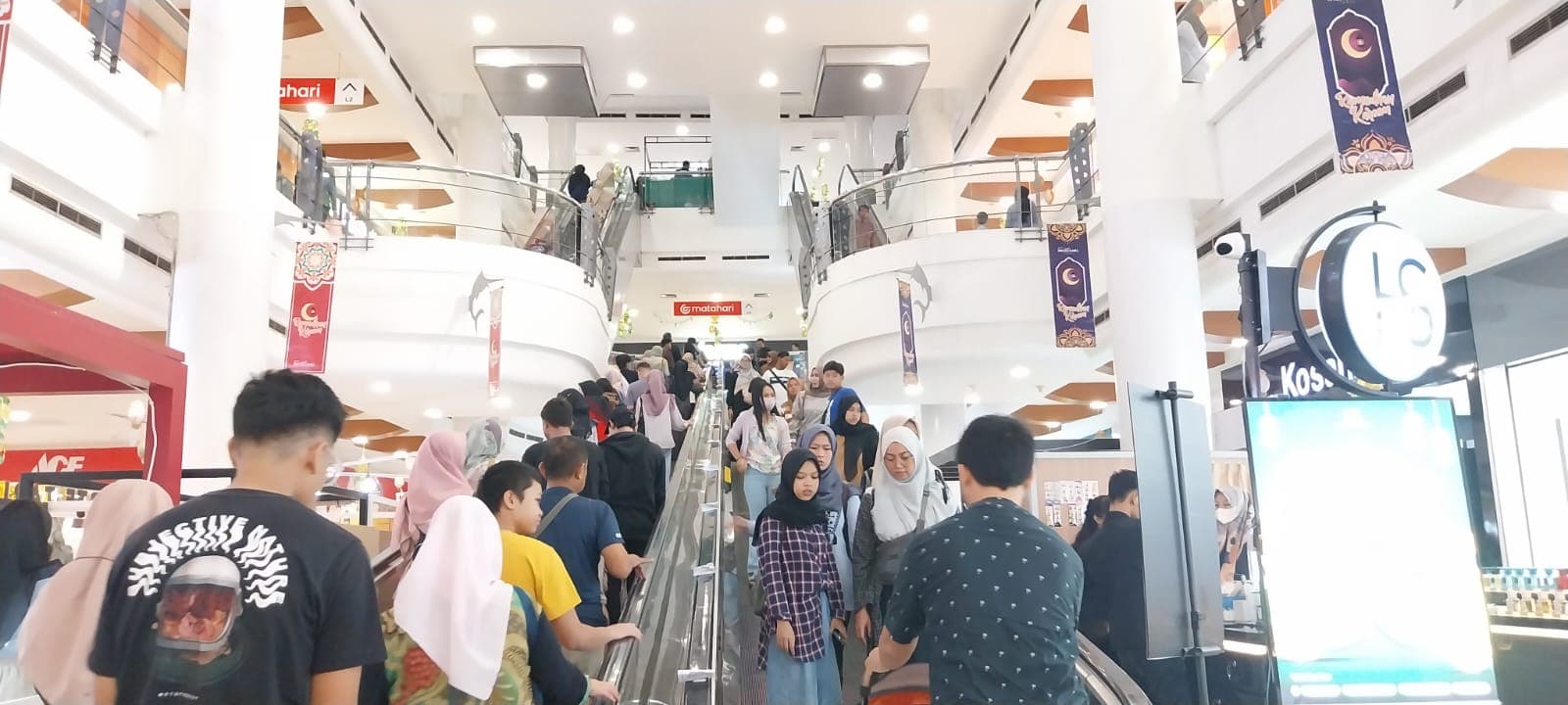 PENGUNJUNG MEMADATI PACIFIC MALL TEGAL SETELAH PERAYAN HARI RAYA IDUL FITRI